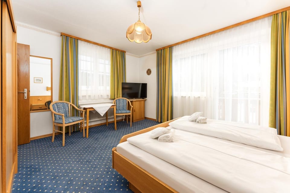 Bed, TV and multimedia, Photo of the whole room, Bedroom, towels