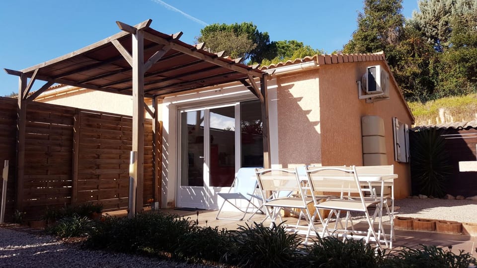 Patio, Facade/entrance, Garden, Dining area