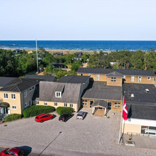 Day, Natural landscape, Bird's eye view, Sea view, Street view, Location, Parking