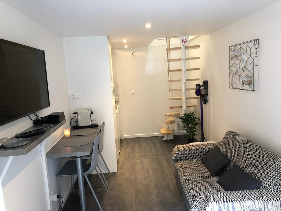 TV and multimedia, Coffee/tea facilities, Kitchen or kitchenette, Living room, Decorative detail