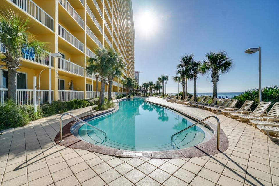 Property building, Natural landscape, Balcony/Terrace, Pool view, Sea view, Swimming pool, Swimming pool, sunbed