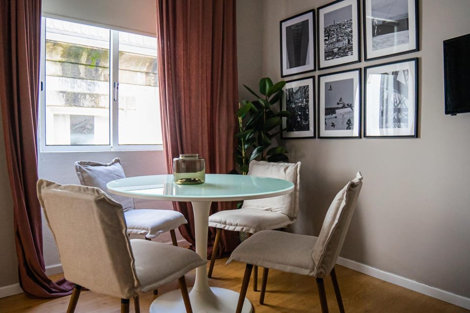 TV and multimedia, Living room, Decorative detail, Decorative detail, Seating area, Dining area