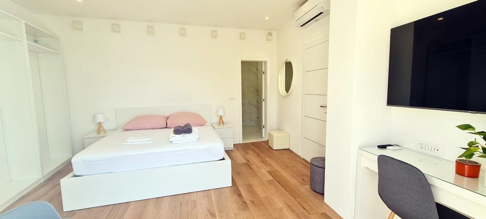 Bed, TV and multimedia, Bedroom