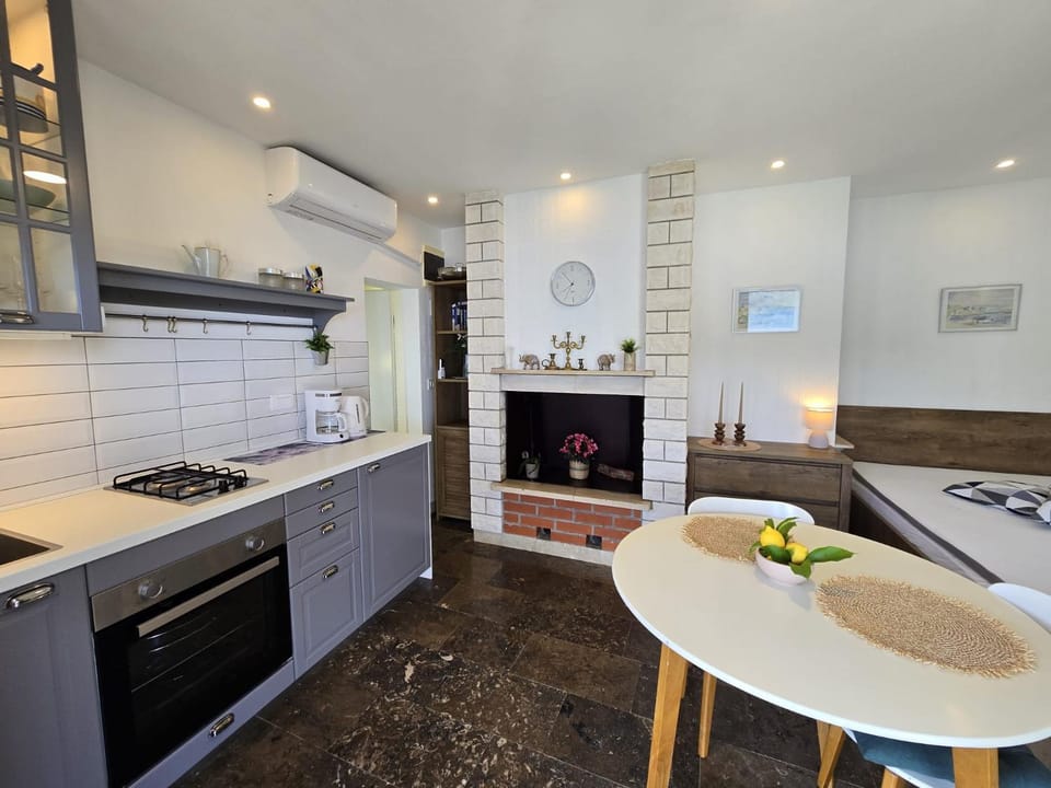 Kitchen or kitchenette, Dining area
