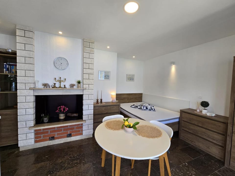 Bed, Dining area, Bedroom