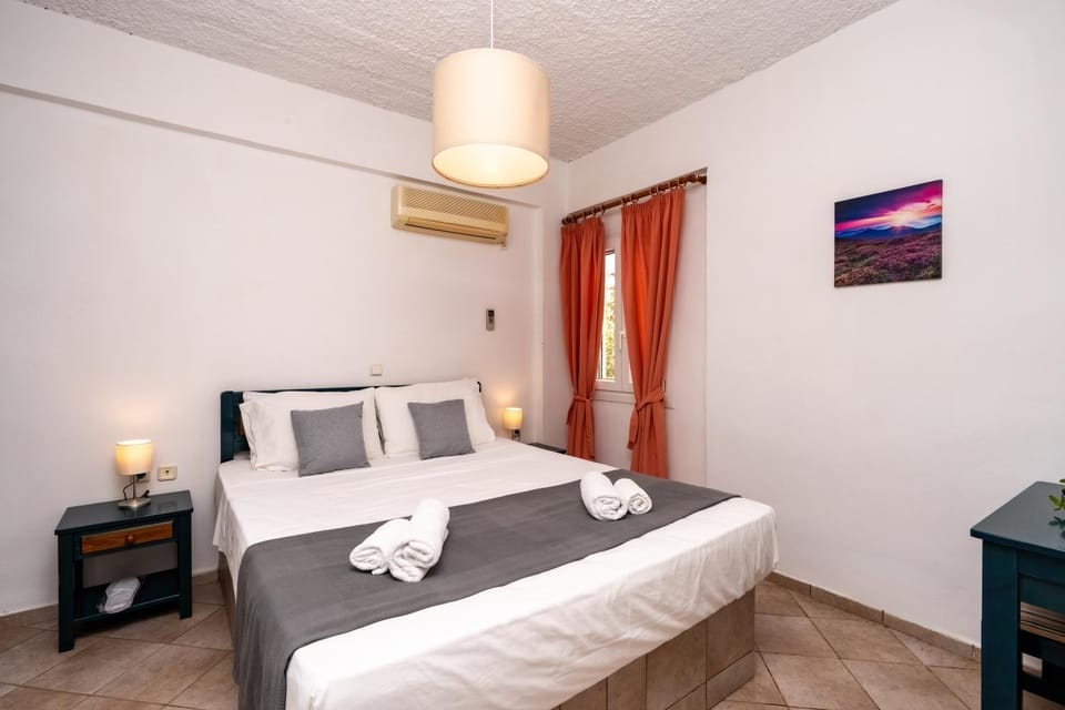 Bed, Photo of the whole room, Bedroom, towels, air conditioner