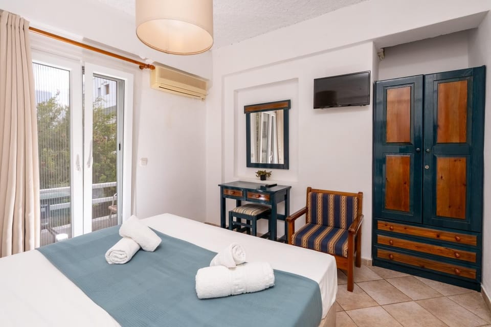Bed, TV and multimedia, Photo of the whole room, Bedroom, wardrobe, air conditioner