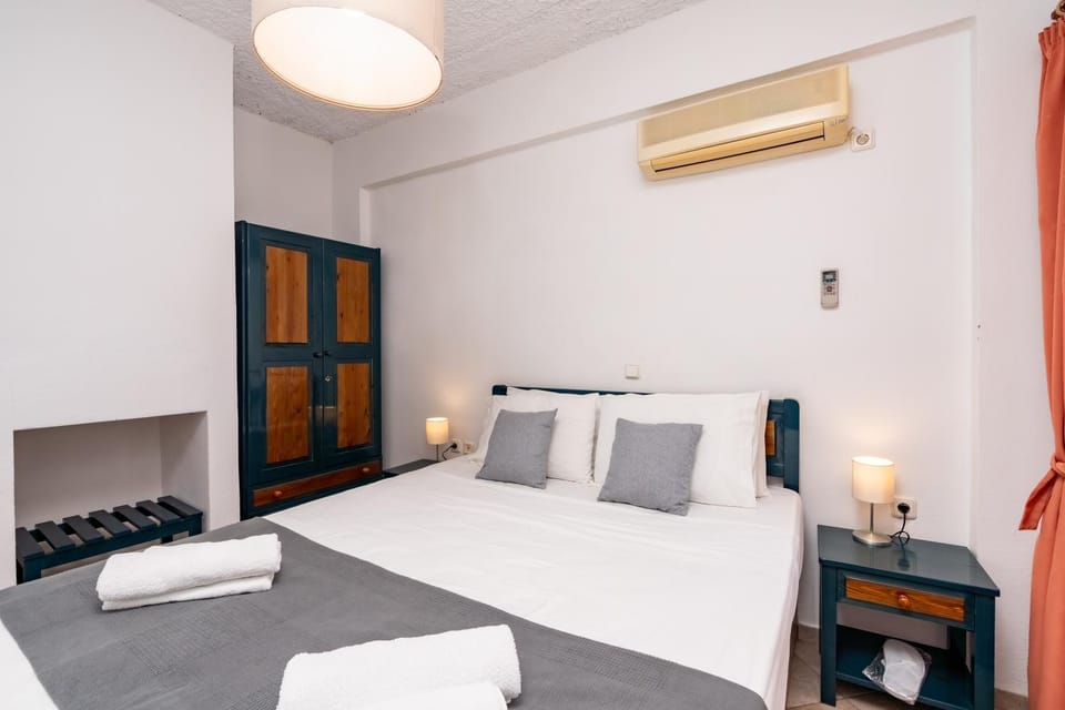 Photo of the whole room, Bedroom, wardrobe, air conditioner