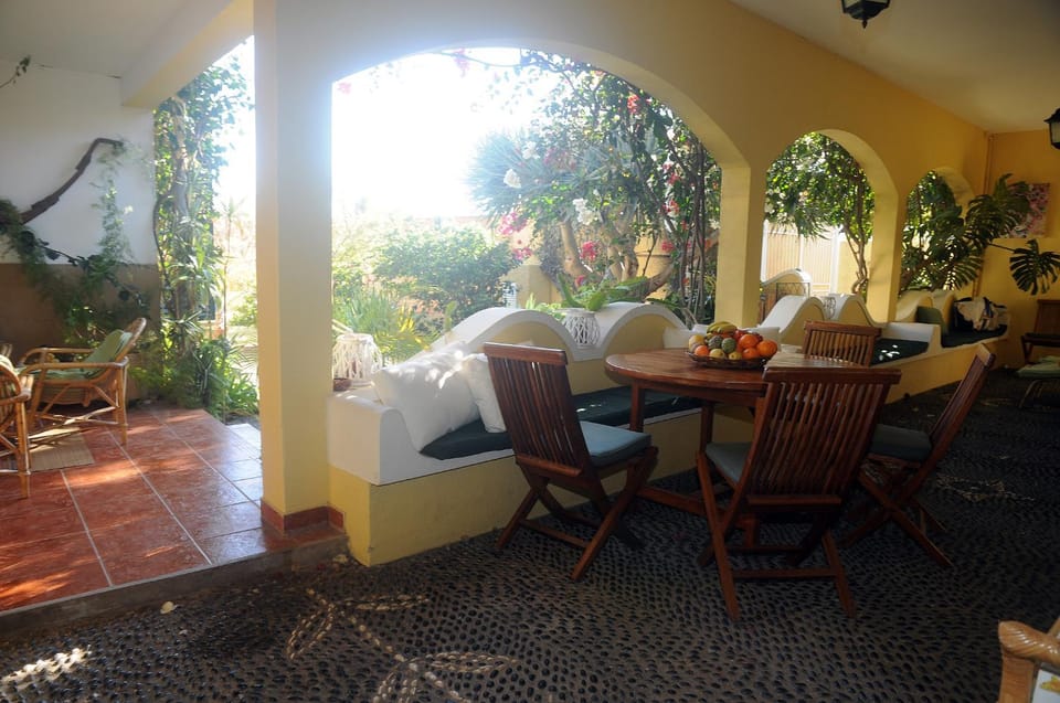 Patio, Day, Seating area, Dining area, Garden view