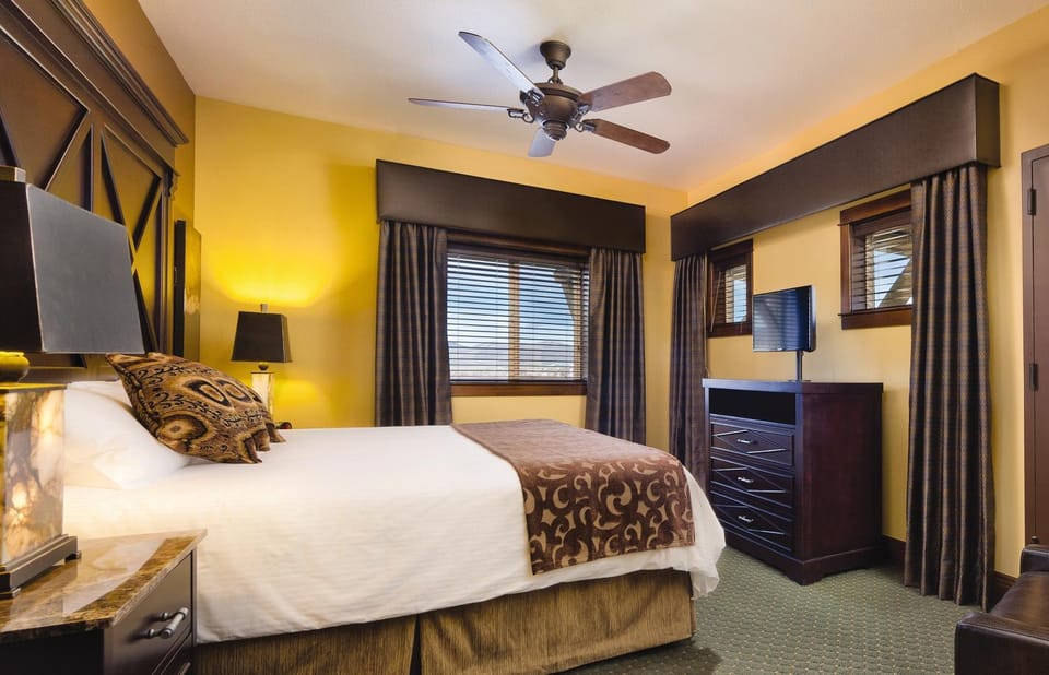 Bed, TV and multimedia, Bedroom