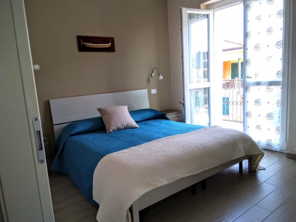 Bed, Photo of the whole room, Bedroom, City view, Lake view, Lake view, Mountain view, Mountain view