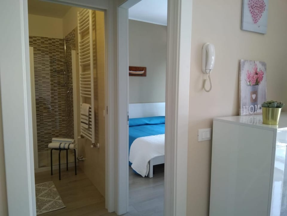 Shower, Bathroom, Photo of the whole room, Decorative detail, Bedroom, Time of day