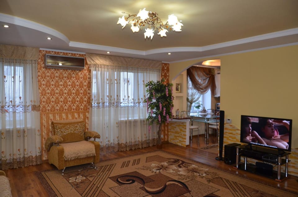 TV and multimedia, Living room, Seating area, air conditioner