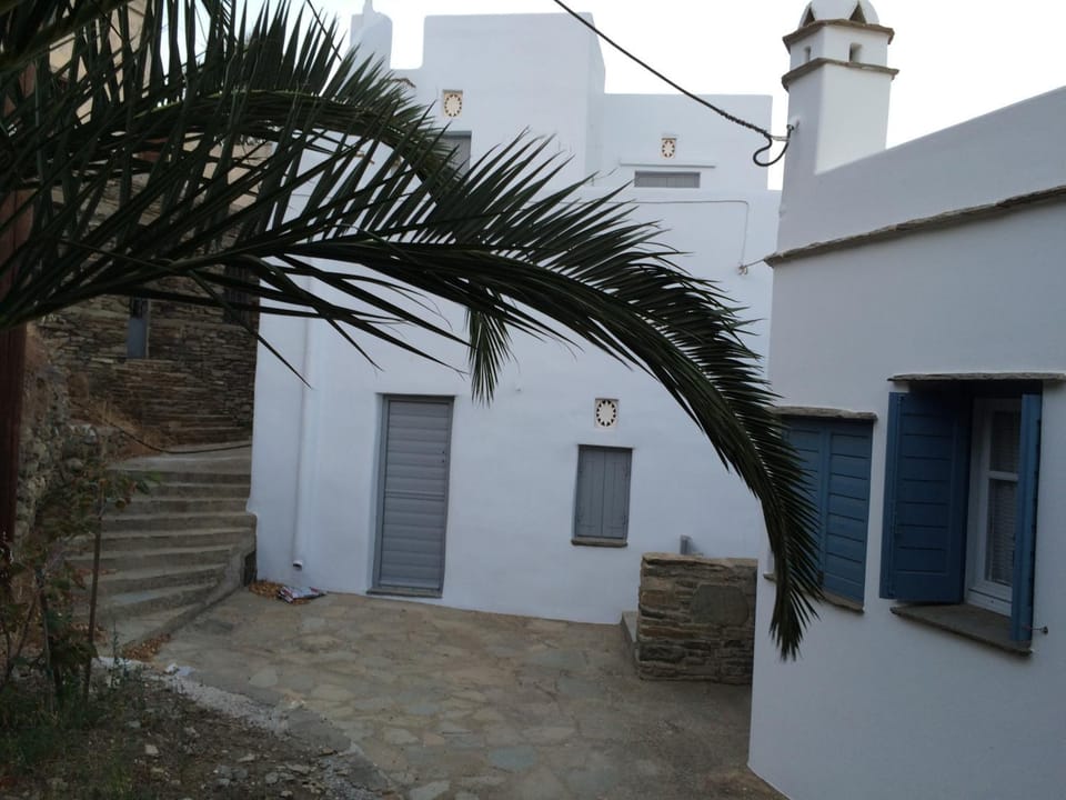 Facade/entrance, Neighbourhood