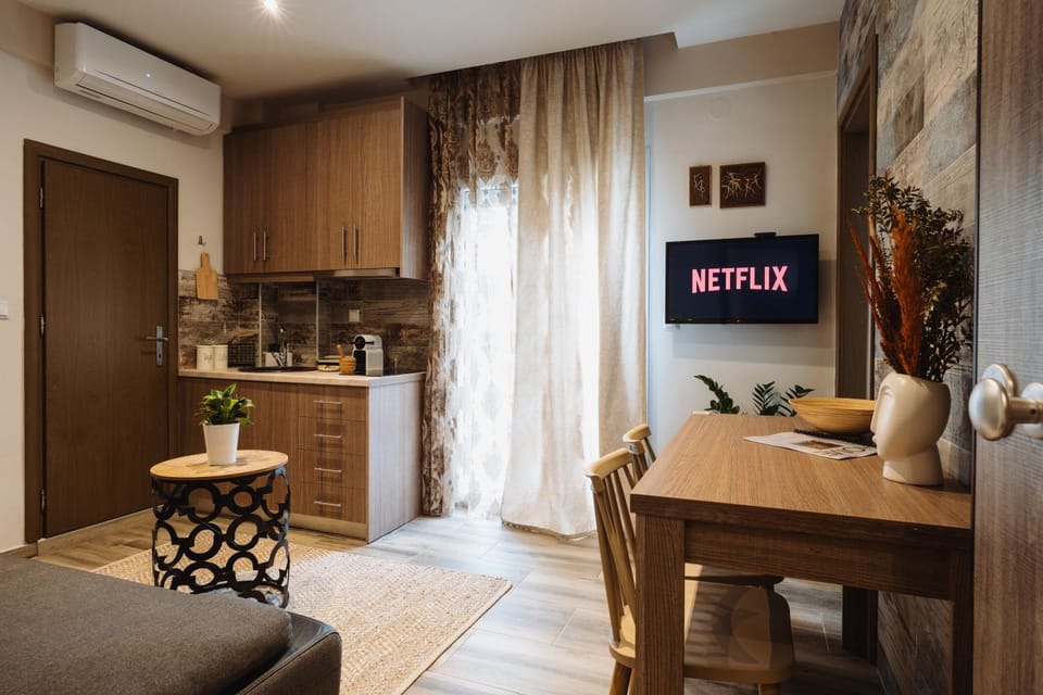 Facade/entrance, TV and multimedia, Seating area, Dining area, kitchen