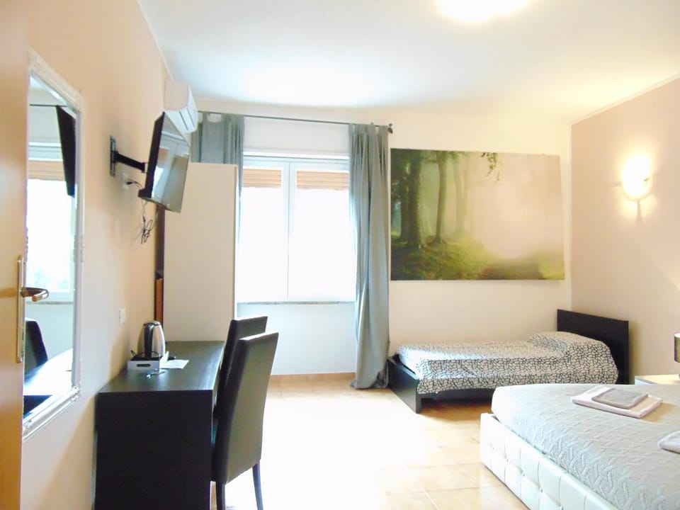 Photo of the whole room, Street view