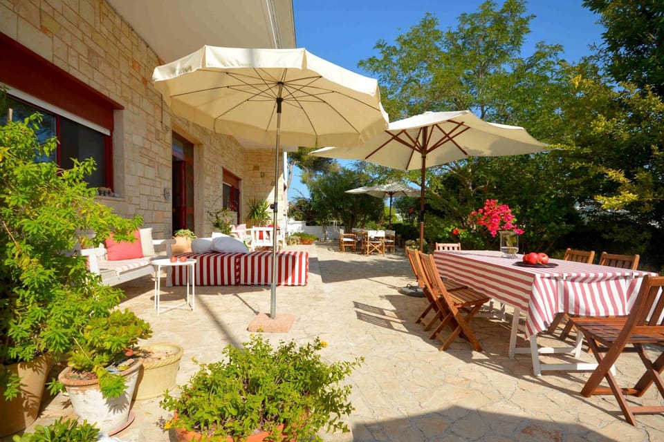 Property building, Patio, Facade/entrance, Garden, Garden view