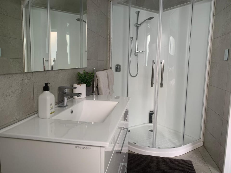 Shower, Bathroom, towels