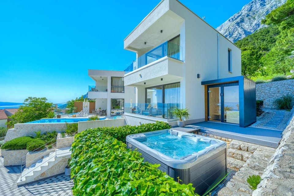 Property building, Hot Tub, Sauna, Swimming pool