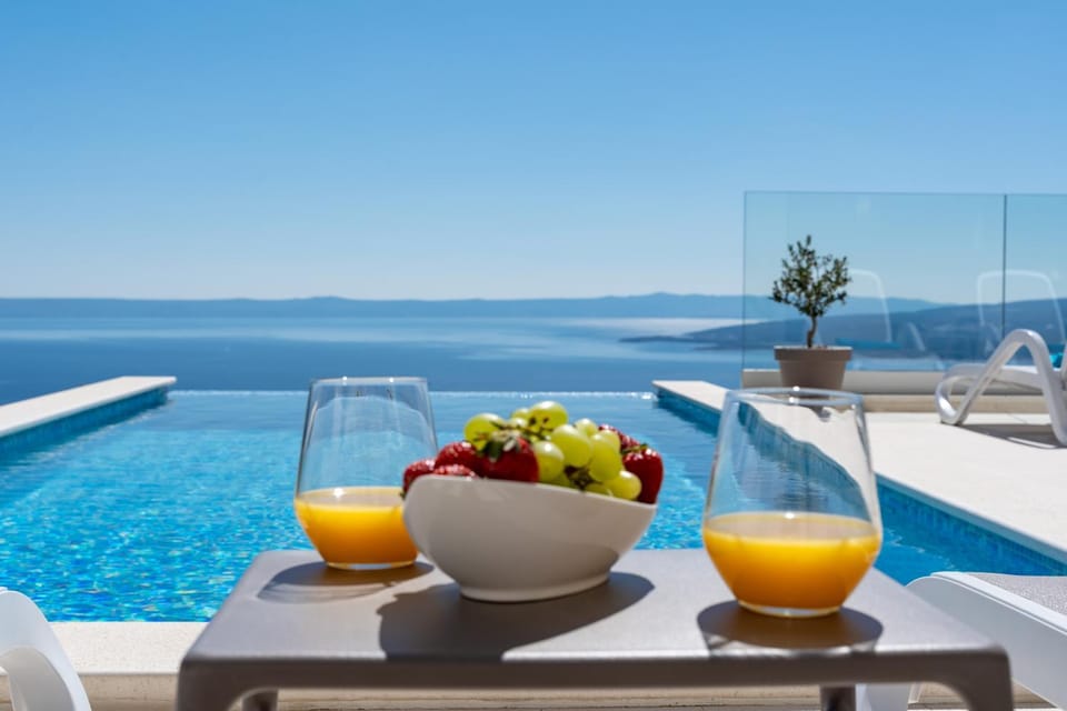 Swimming pool, Breakfast
