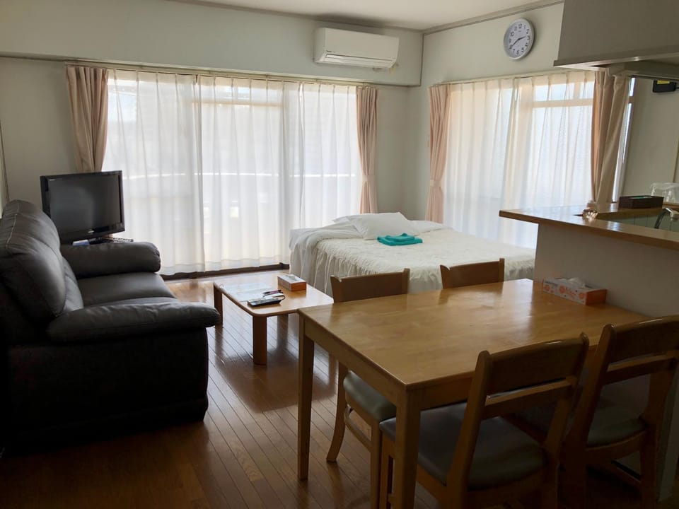 Bed, Kitchen or kitchenette, Living room, Seating area, Dining area, Bedroom, air conditioner