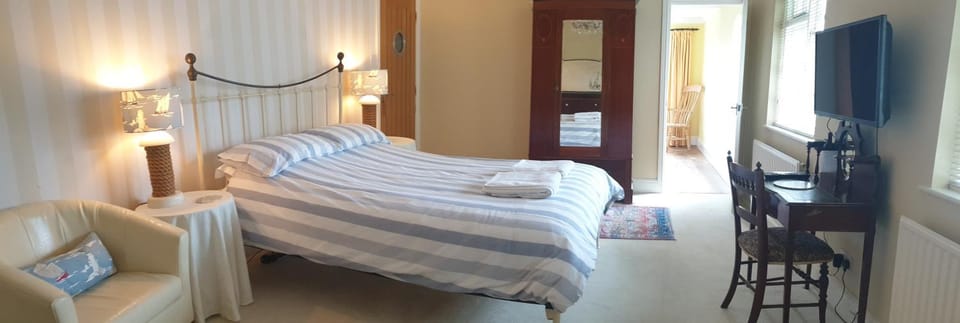 Bed, TV and multimedia, Photo of the whole room, Bedroom, towels