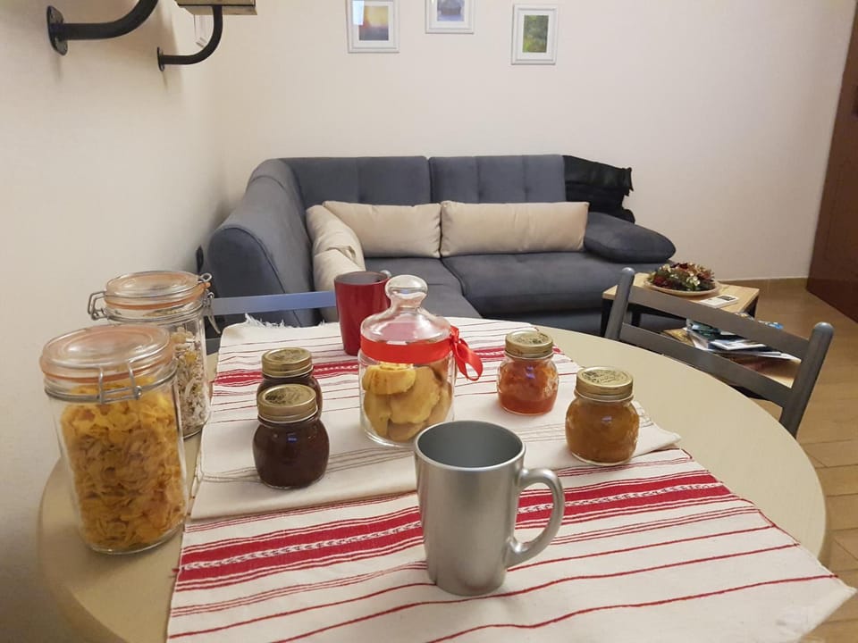 Library, Dining area, Breakfast