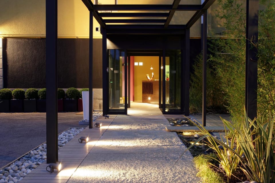 Property building, Facade/entrance, Decorative detail, Floor plan