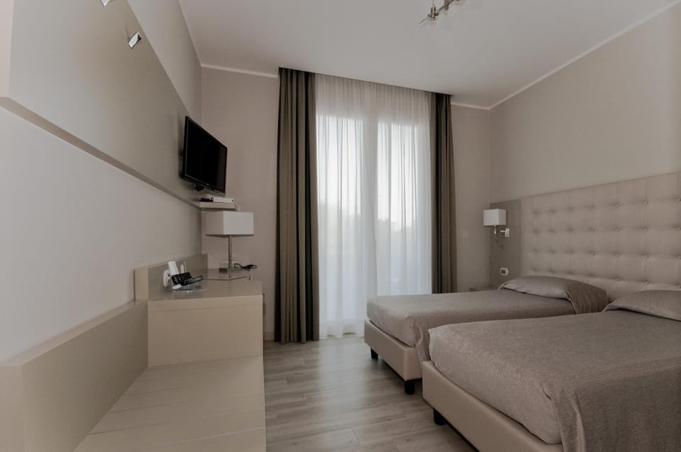 TV and multimedia, Balcony/Terrace, Other, Photo of the whole room, Decorative detail, Seating area, Bedroom, Area and facilities