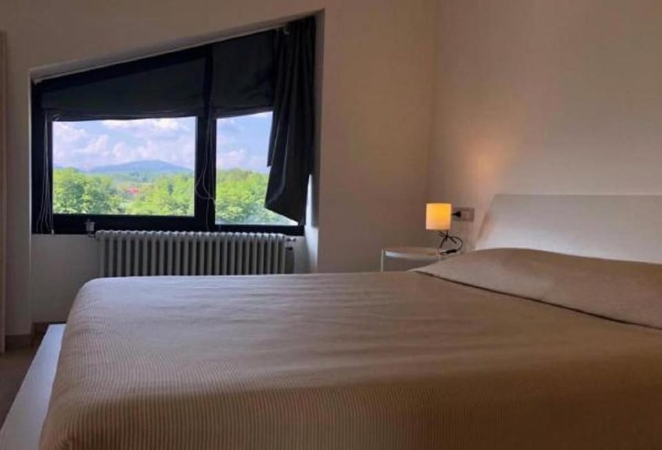 Bed, Photo of the whole room, Bedroom, Mountain view