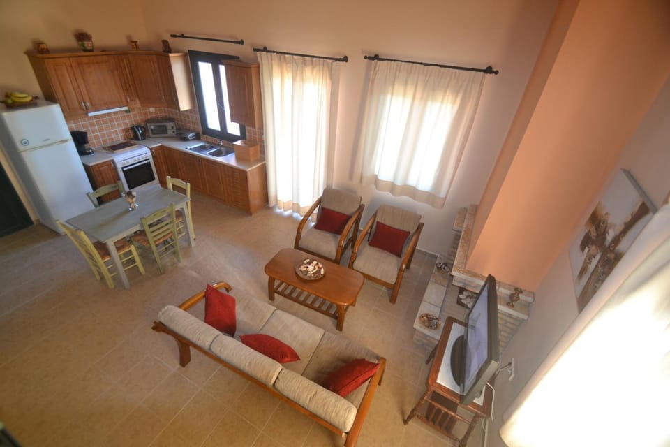 Kitchen or kitchenette, Seating area, Dining area