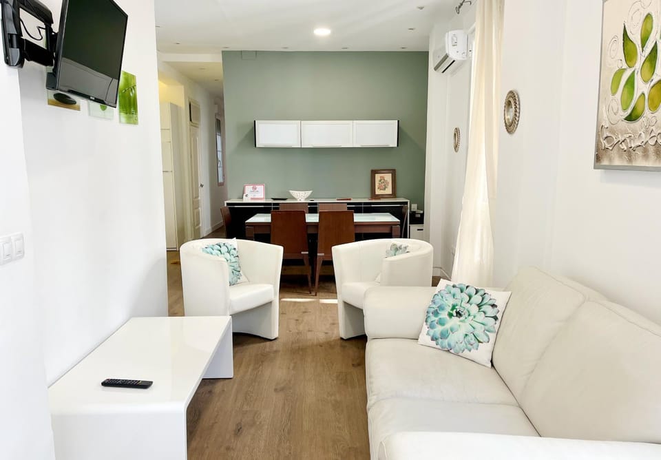TV and multimedia, Living room, Seating area, Dining area