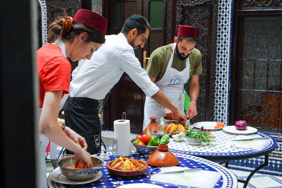 Restaurant/places to eat, People, Food and drinks, Banquet/Function facilities, Food, Buffet breakfast, Lunch, Dinner, group of guests, kitchen