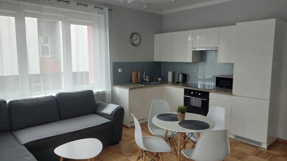 Kitchen or kitchenette, Living room, Seating area, Dining area
