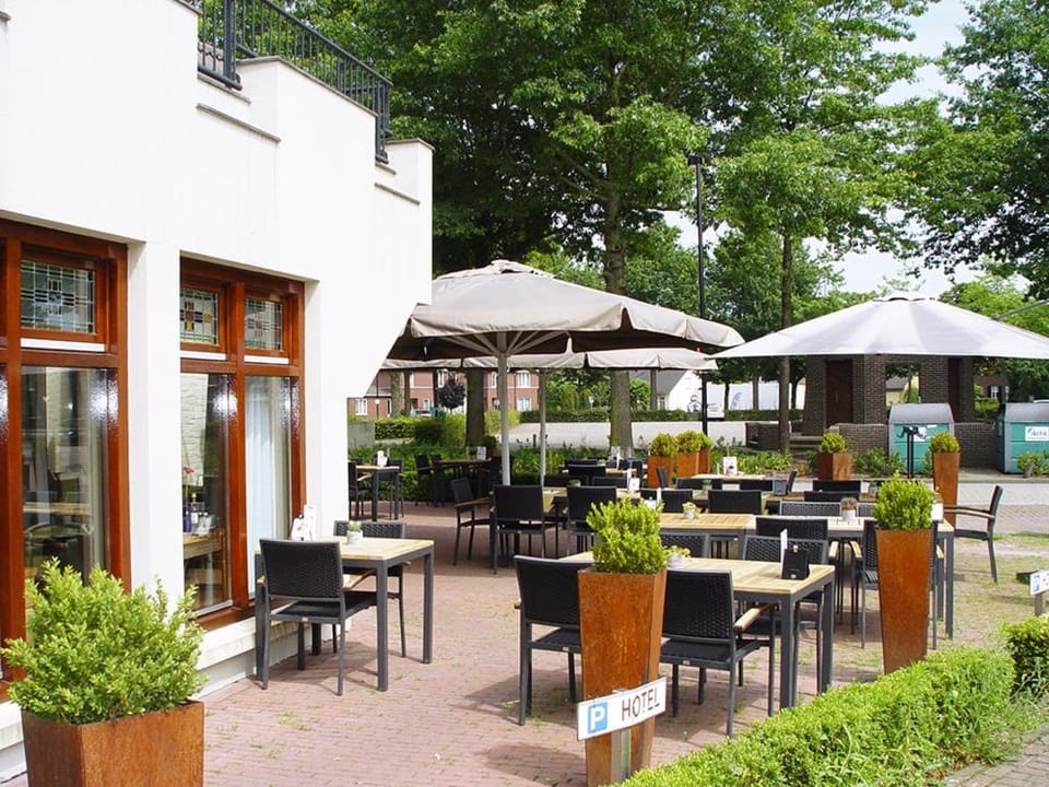 Restaurant/places to eat, Balcony/Terrace