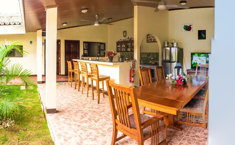 TV and multimedia, Coffee/tea facilities, Kitchen or kitchenette, Living room, Seating area, Dining area