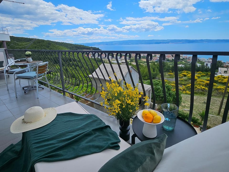 Natural landscape, View (from property/room), Balcony/Terrace, Seating area, Sea view