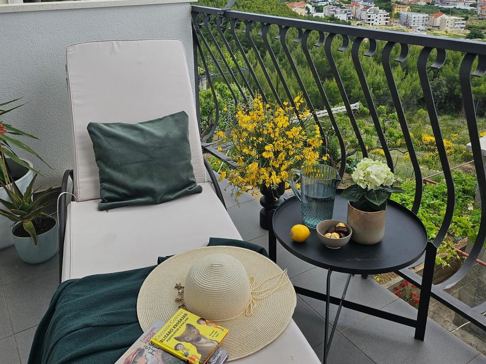 Day, View (from property/room), Balcony/Terrace, Seating area, Garden view