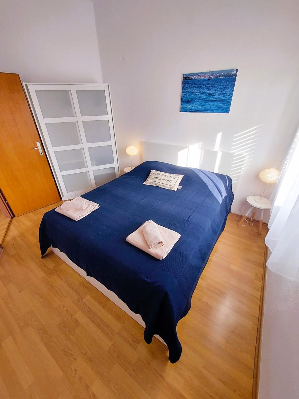 Bed, Photo of the whole room, Bedroom, towels