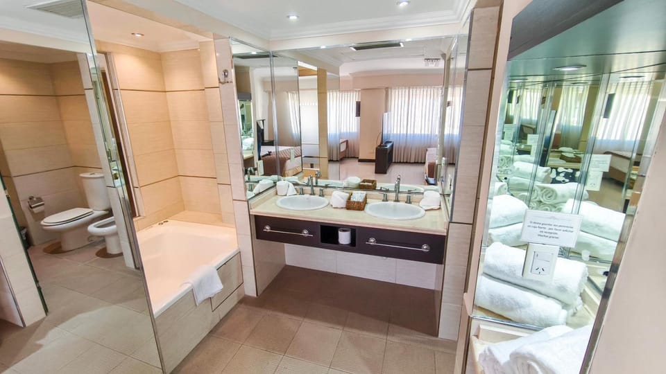 Toilet, Hot Tub, Bathroom, towels
