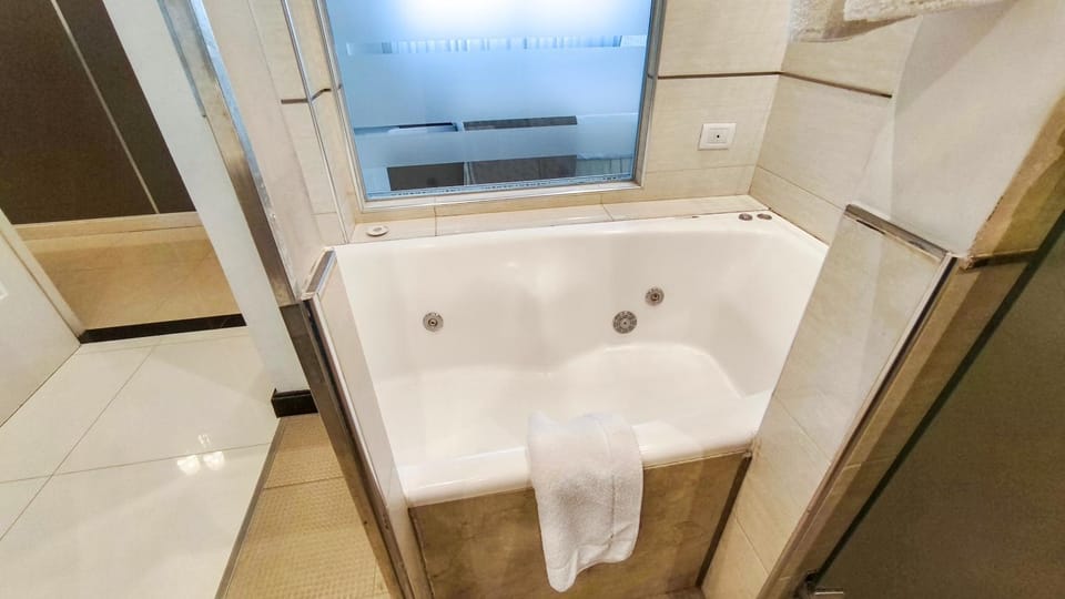 Hot Tub, Bathroom