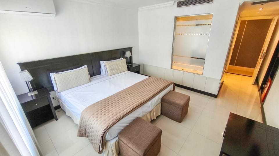 Bed, Hot Tub, Photo of the whole room, Bedroom