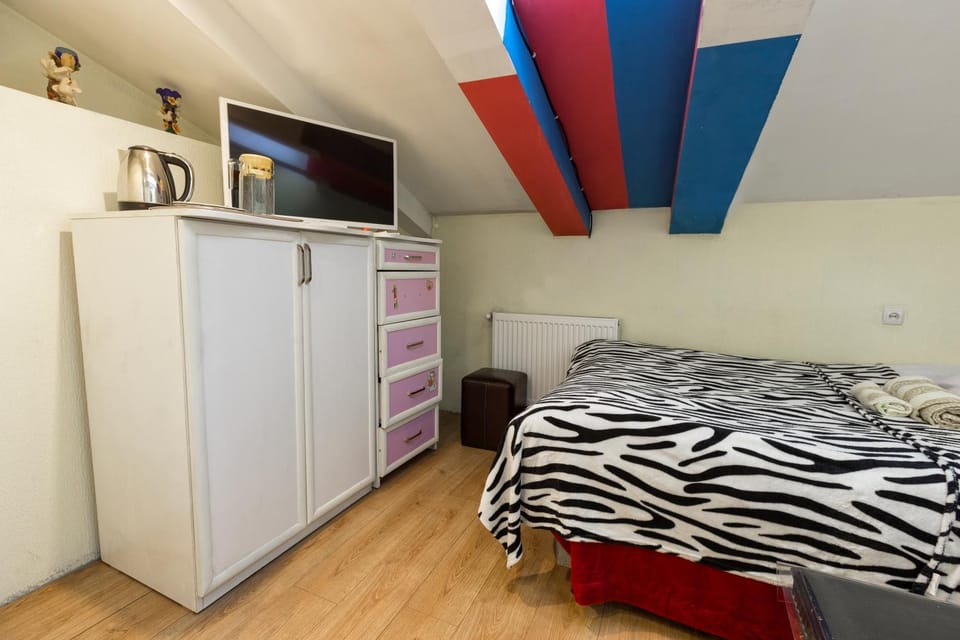 Bed, Bedroom, wardrobe, air conditioner