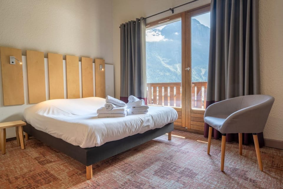 Photo of the whole room, Bedroom, Mountain view