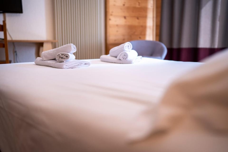 Bed, Bedroom, towels