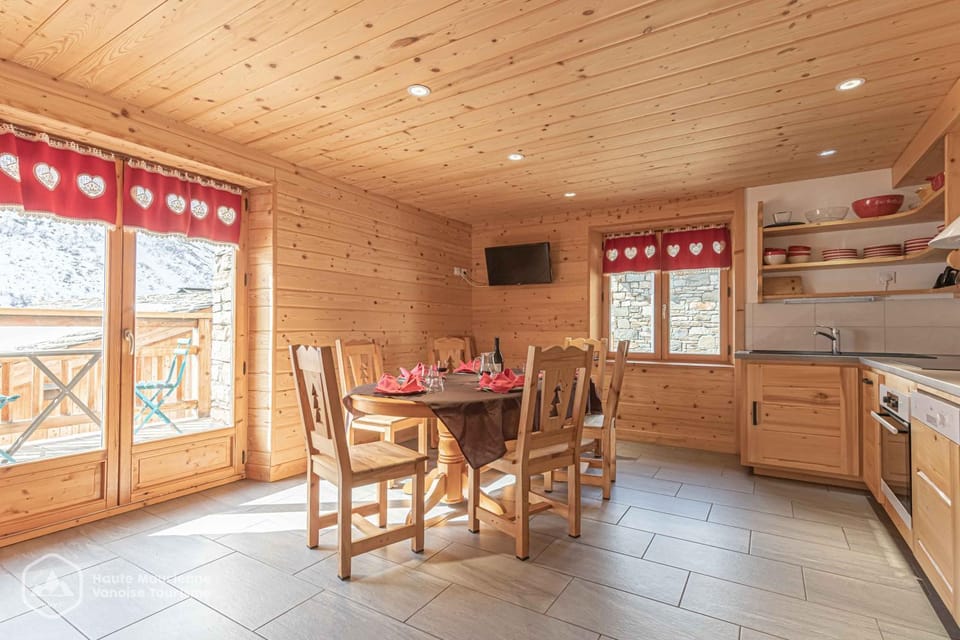 Chalet Le Bois Joli Bed and Breakfast in Bonneval-sur-Arc