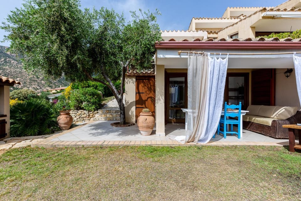 Property building, Patio, Facade/entrance, Garden