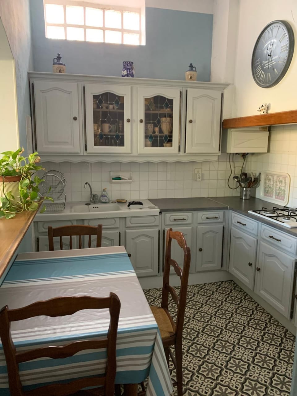 Kitchen or kitchenette, Dining area, stove
