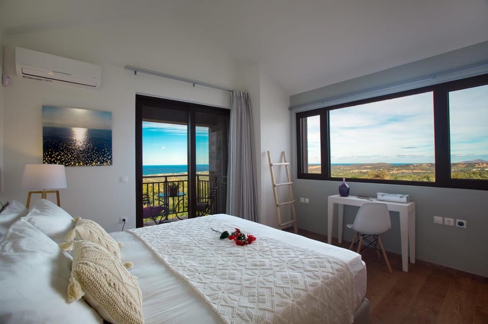 Photo of the whole room, Bedroom, Mountain view, Sea view, Sunset