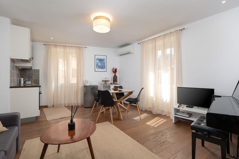 Kitchen or kitchenette, Living room, air conditioner